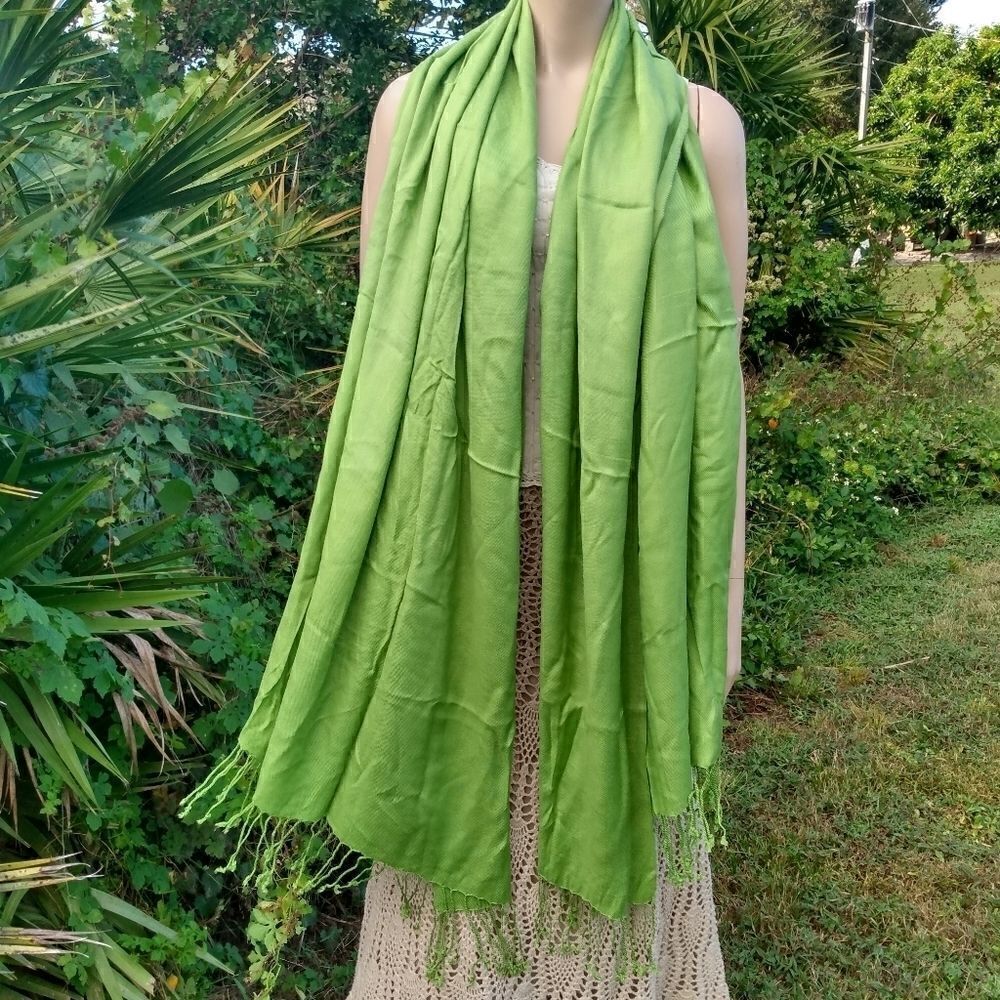 NWOT BIJOUX TERNER Green Oversized Scarf/Wrap with Fringe